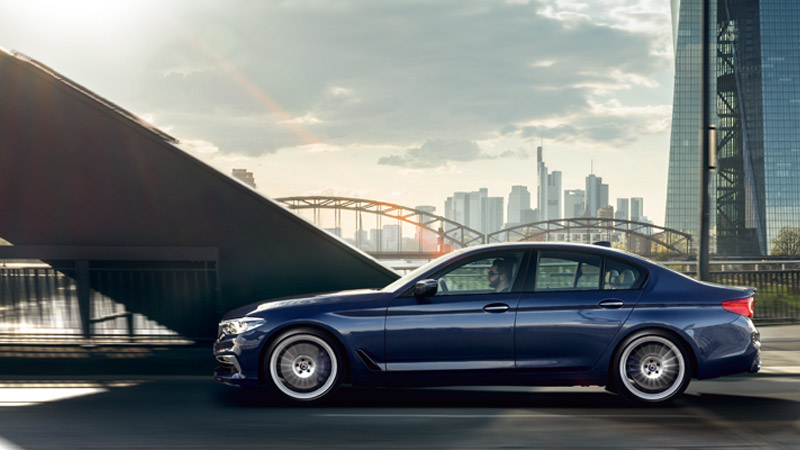 BMW ALPINA B5 BITURBO - BMW jadące na tle mostów