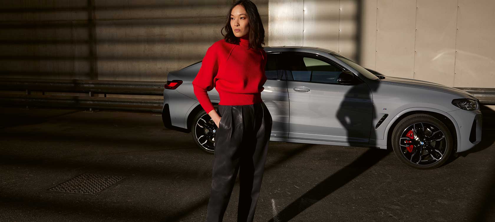 BMW X4 - zaparkowany w garażu.