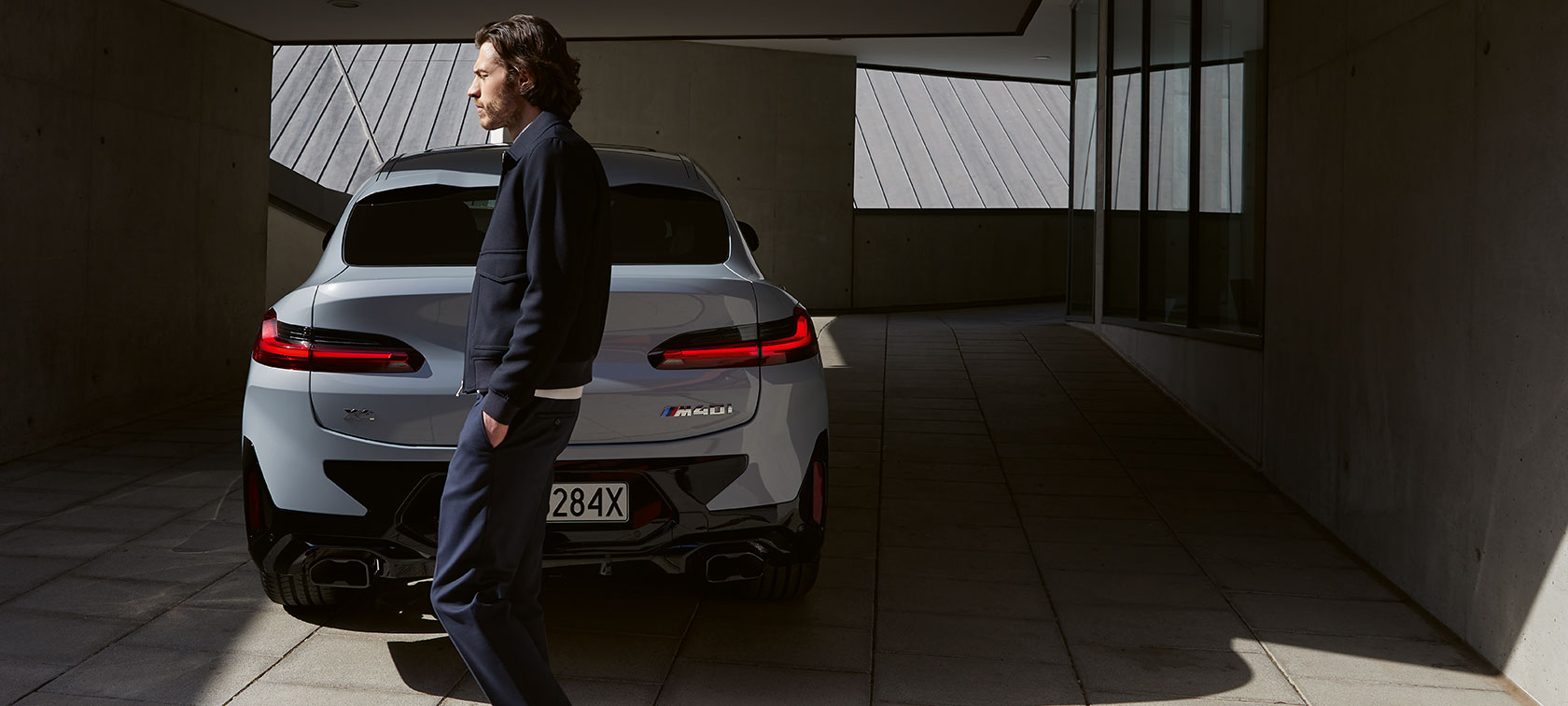 W BMW X4 radość z jazdy jest gwarantowana. To model, który prezentuje się progresywnie w każdym calu. Suwerenny, nowoczesny i ze sportowym charakterem, wyraźnie i mocno odcina się od drogi.